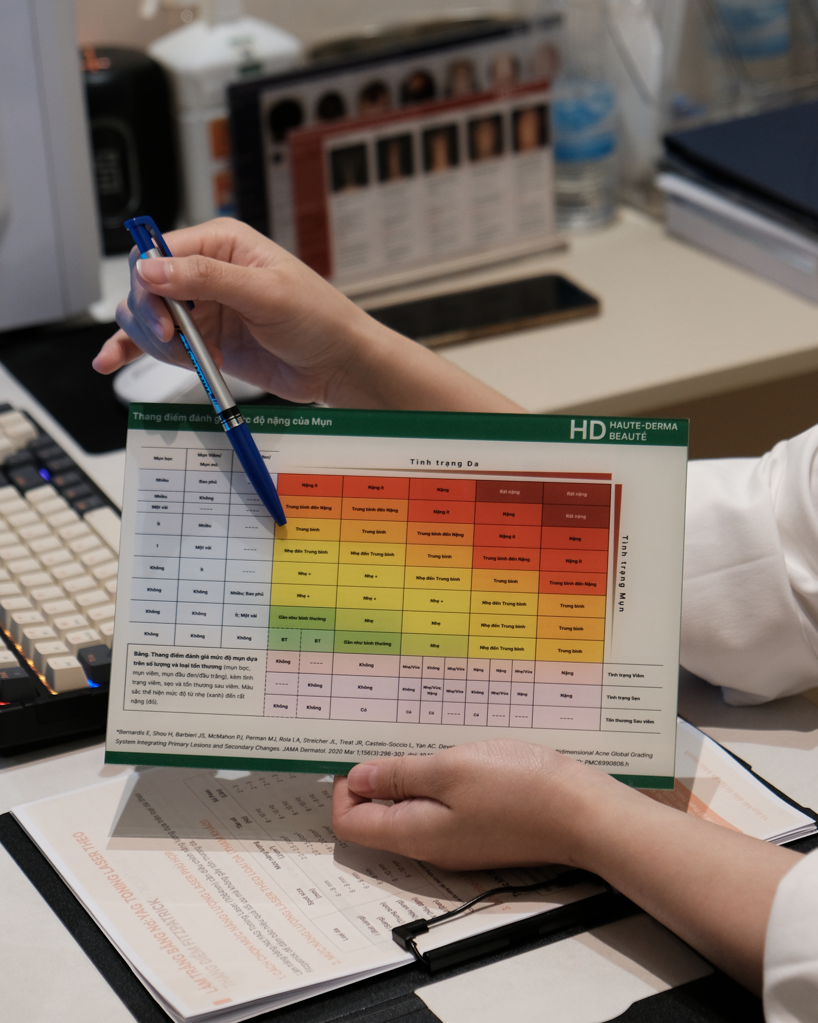 Dược mỹ phẩm chính hãng và thiết bị công nghệ trong phòng khám